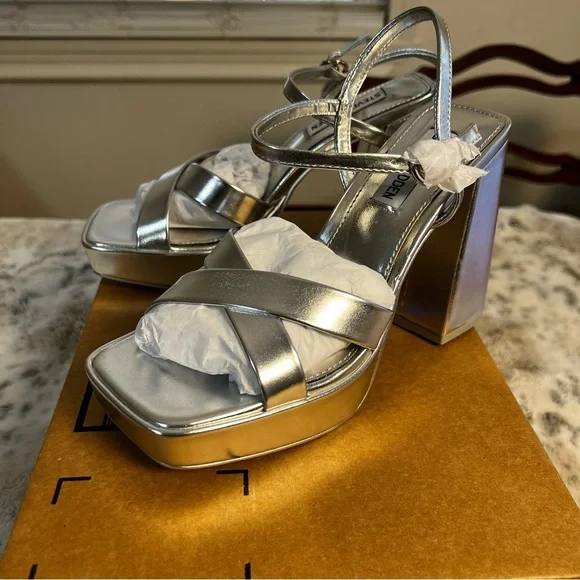New Silver Steve Madden Platform Cross-Strap Sandals, Crazy Heels, sz 6 - Picture 5 of 14